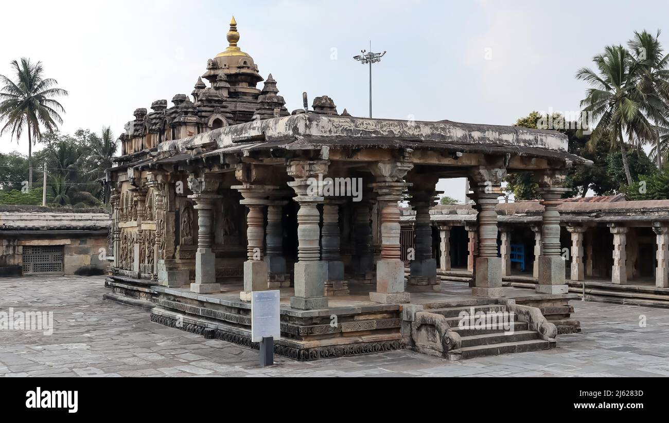 La vue du temple Andal Rangnayaki, à gauche du temple Chennakeshwa, Belur, Karnataka, Inde Banque D'Images