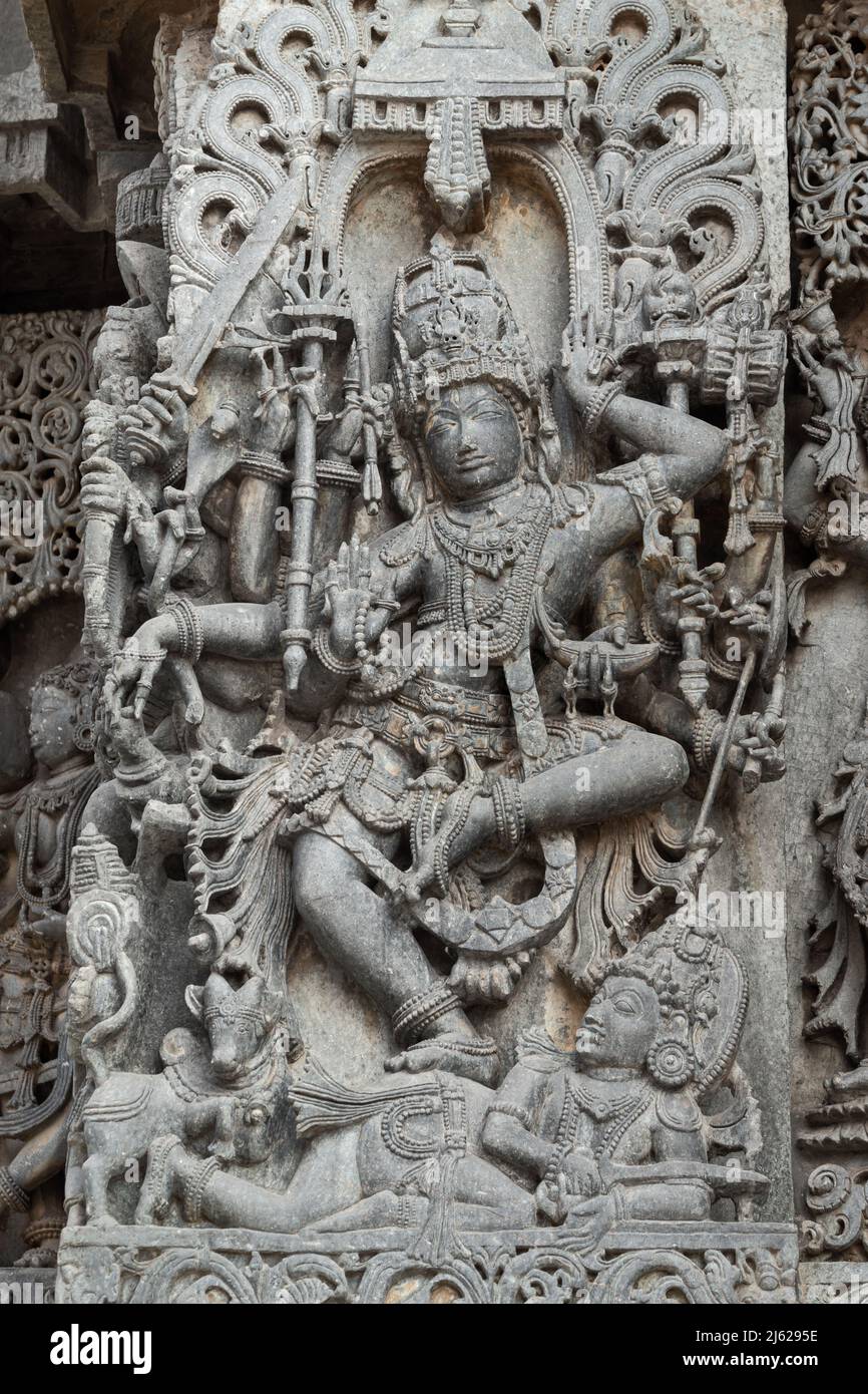 La sculpture du Seigneur dansant Shiva, Temple Hoysaleswara, Halebeedu, Karnataka, Inde Banque D'Images