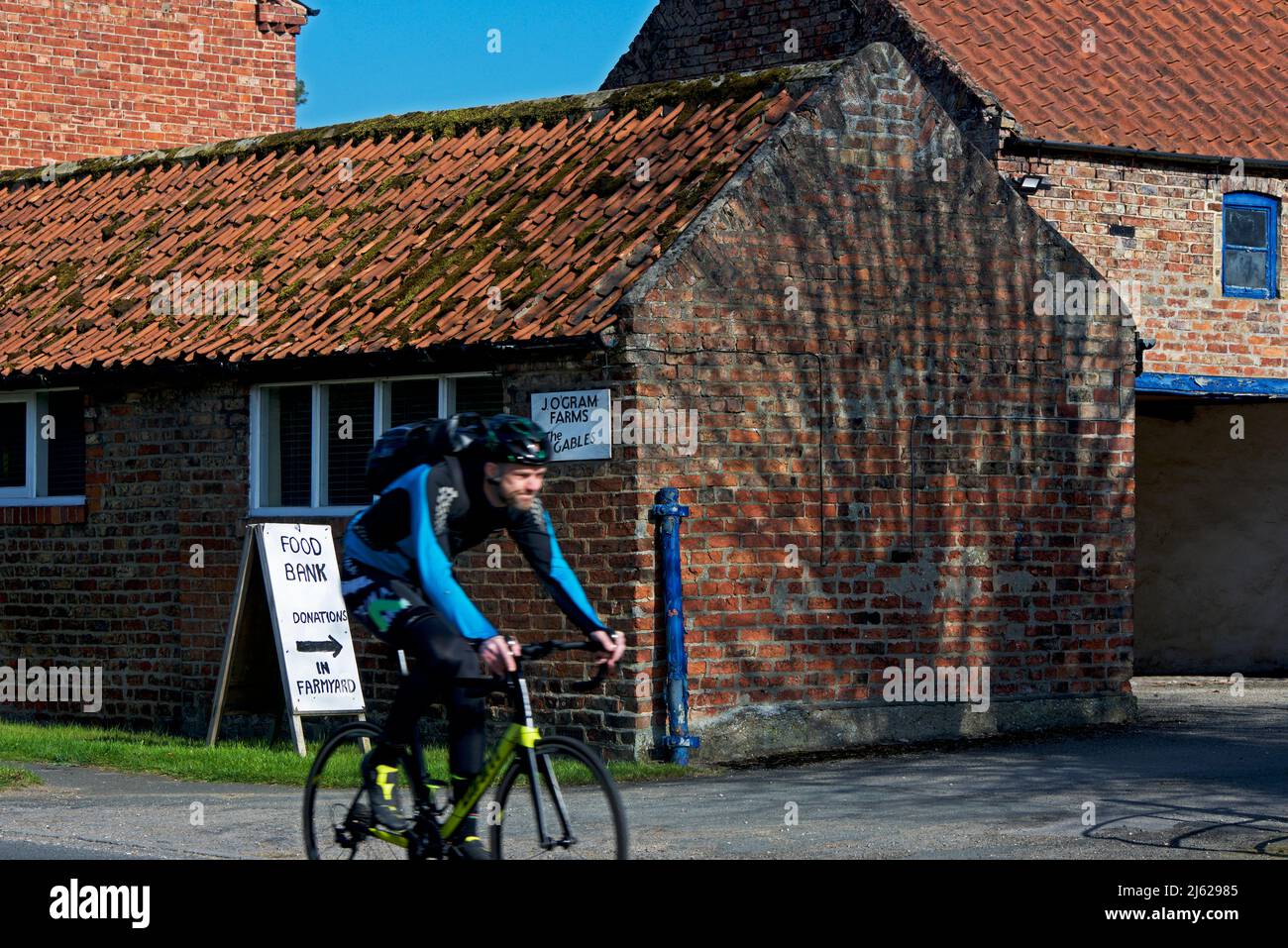 Panneau pour la banque alimentaire à la ferme, dans le village d'Allerton, East Yorkshire, Angleterre Royaume-Uni Banque D'Images