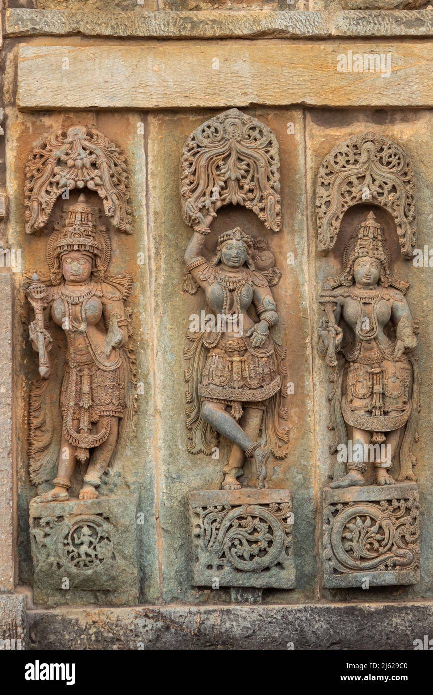 La Pierre Sculpture de danseurs sur le temple de Chinnakeshwa, Belur, Karnataka, Inde Banque D'Images
