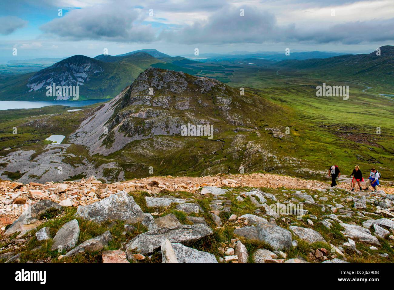 A pied près du sommet de la montagne Errigal, Dunlewey, Comté de Donegal, Irlande Banque D'Images