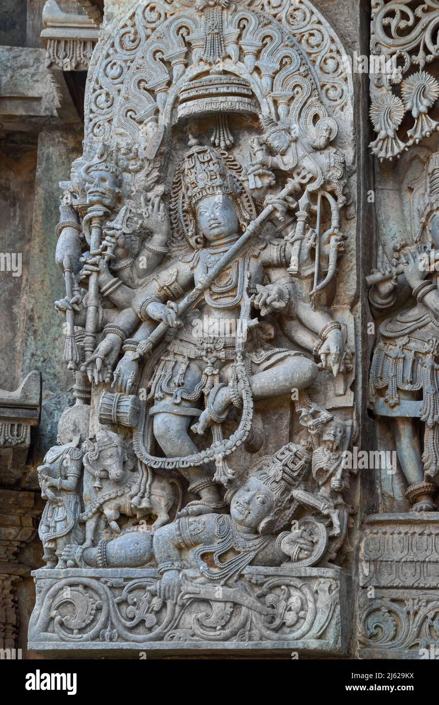 La sculpture du Seigneur dansant Shiva, Temple Hoysaleswara, Halebeedu, Karnataka, Inde Banque D'Images