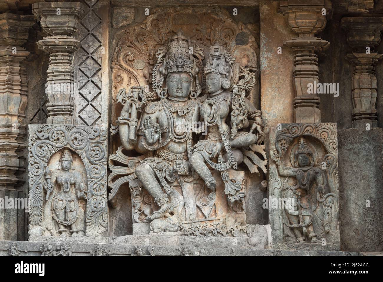 La Sculpture de Lord Shiva et Parvati sur le Temple Hoysaleswara, Halebeedu, Karnataka, Inde Banque D'Images