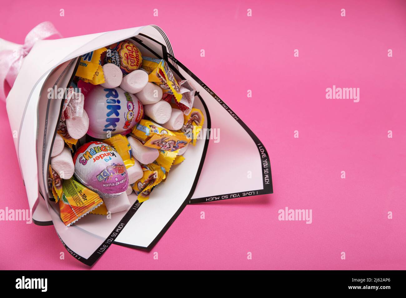 BOBRUISK, BÉLARUS 20.11.21:bouquet d'enfants de bonbons et de bonbons sur fond rose.Cadeau de vacances pour un enfant, gros plan Banque D'Images
