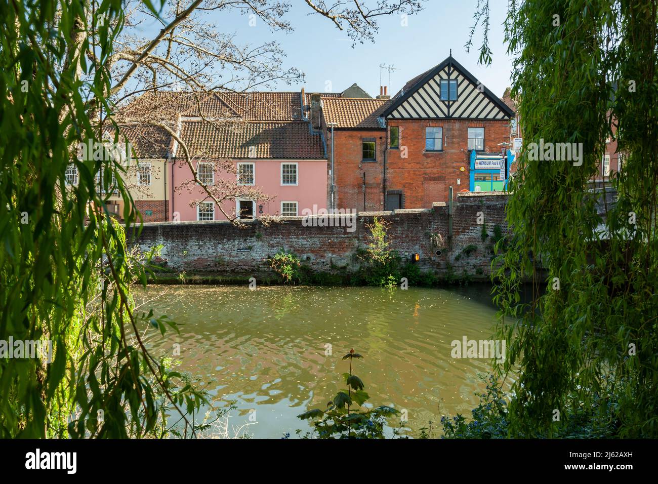Maisons colorées au bord de la rivière dans le centre-ville de Norwich. Banque D'Images