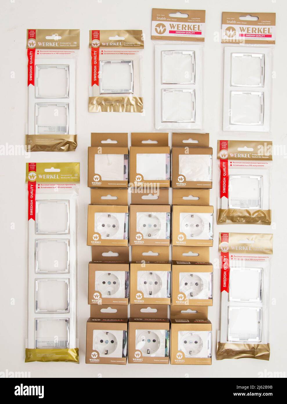 BOBRUISK, BELARUS 22.01.22: Kit électrique de la marque Werkel sur fond gris.Jeu de prises femelles, commutateurs et cadres, gros plan Banque D'Images