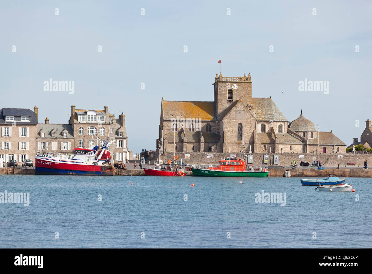 Port avec cathédrale de Barfleur en Normandie, Péninsule du Cotentin, Manche, France Banque D'Images