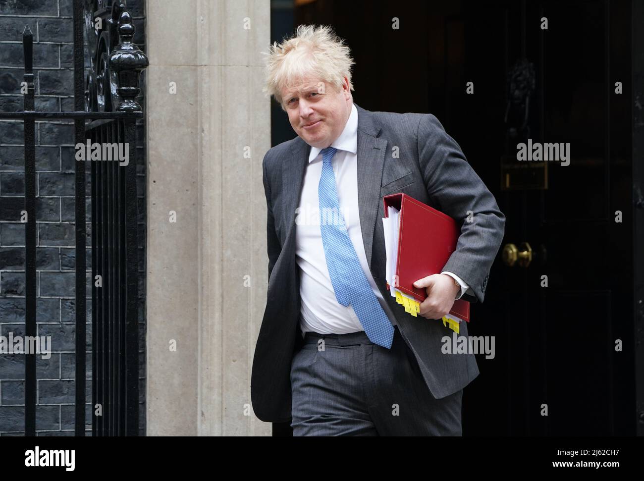 Le Premier ministre Boris Johnson quitte le 10 Downing Street, Londres, pour assister aux questions du Premier ministre aux chambres du Parlement. Date de la photo: Mercredi 27 avril 2022. Banque D'Images