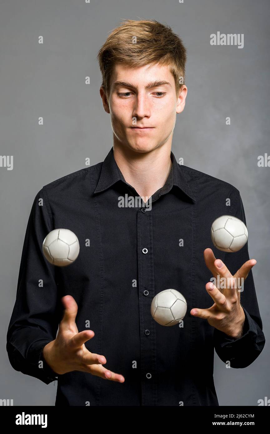 jongleur garçon jongle avec trois balles Photo Stock - Alamy