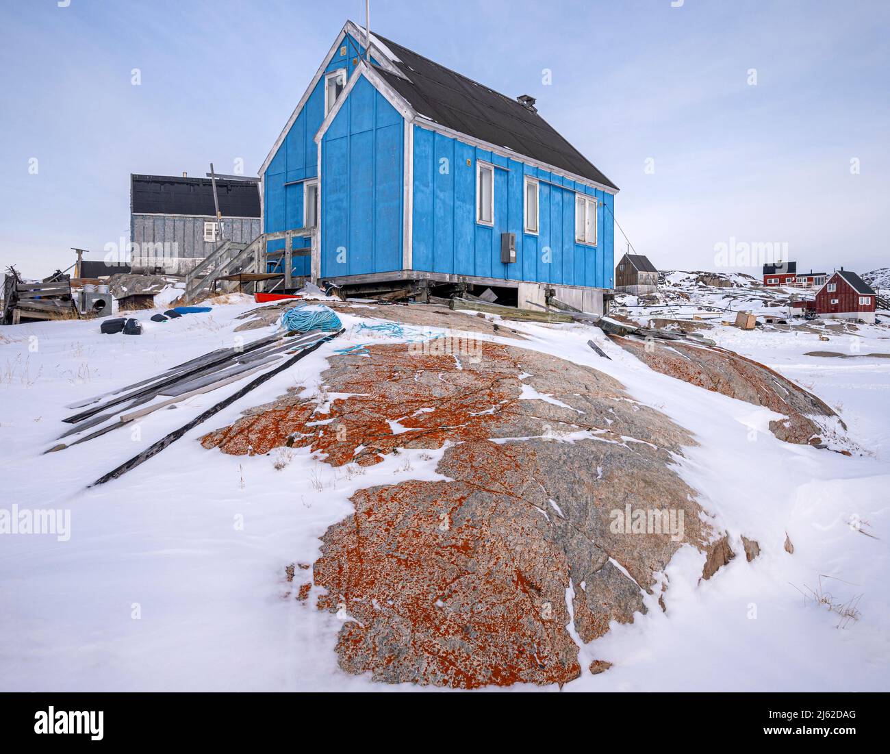 maison-de-village-traditionnelle-construite-sur-un-affleurement-en