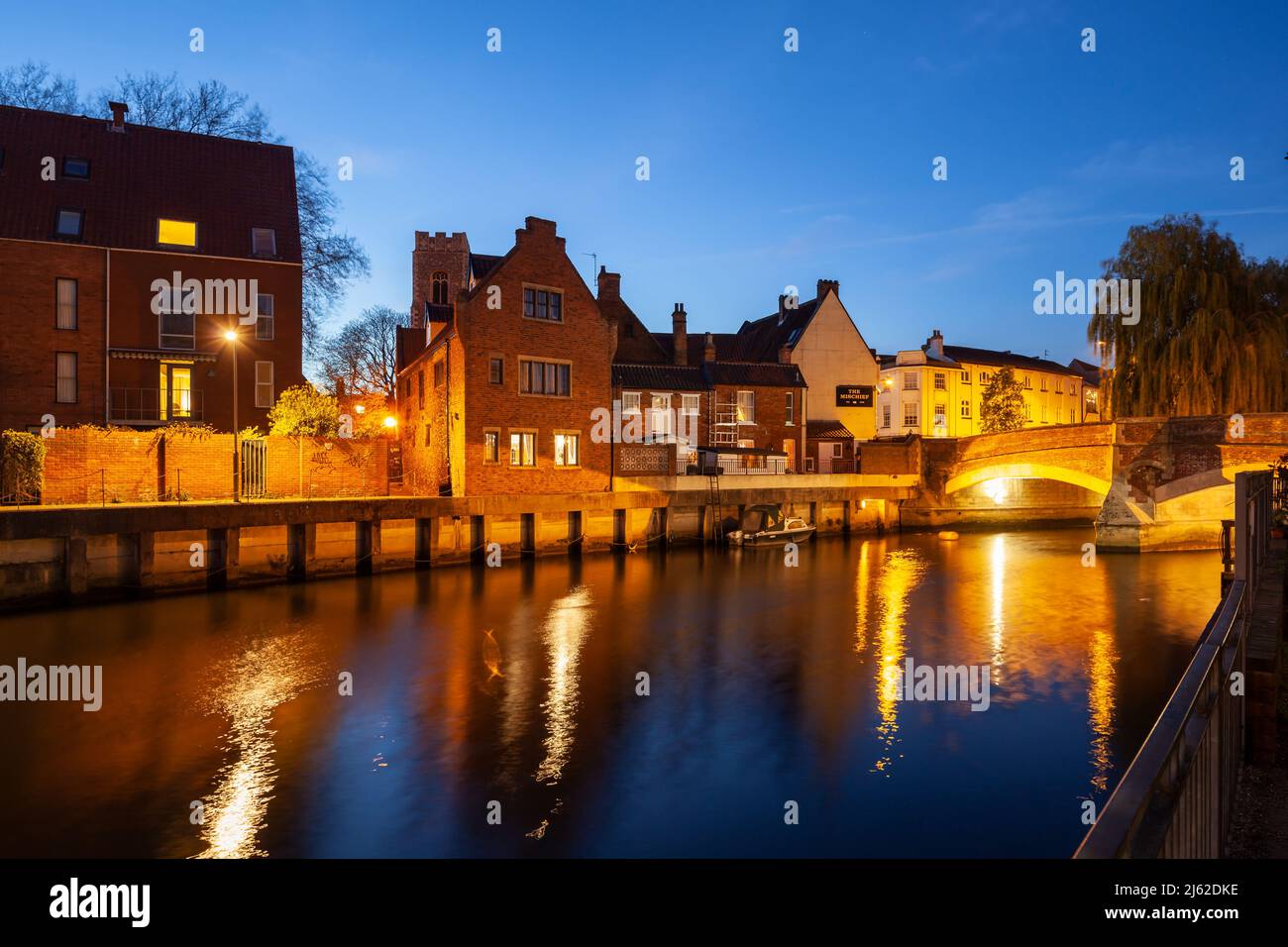 La nuit tombe sur la rivière Wensum à Norwich, en Angleterre. Banque D'Images