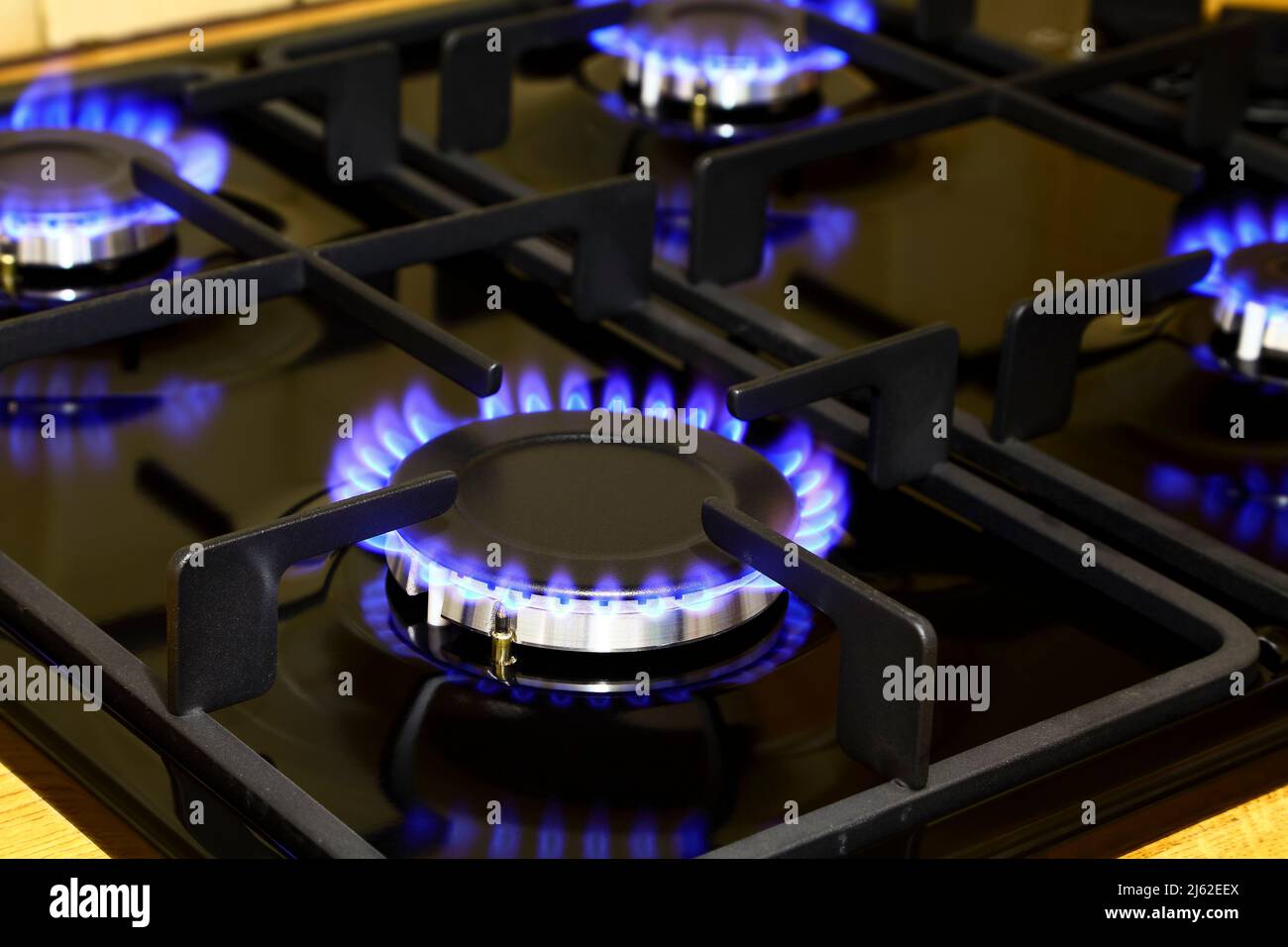 Quatre brûleurs allumés sur une table de cuisson à gaz Banque D'Images