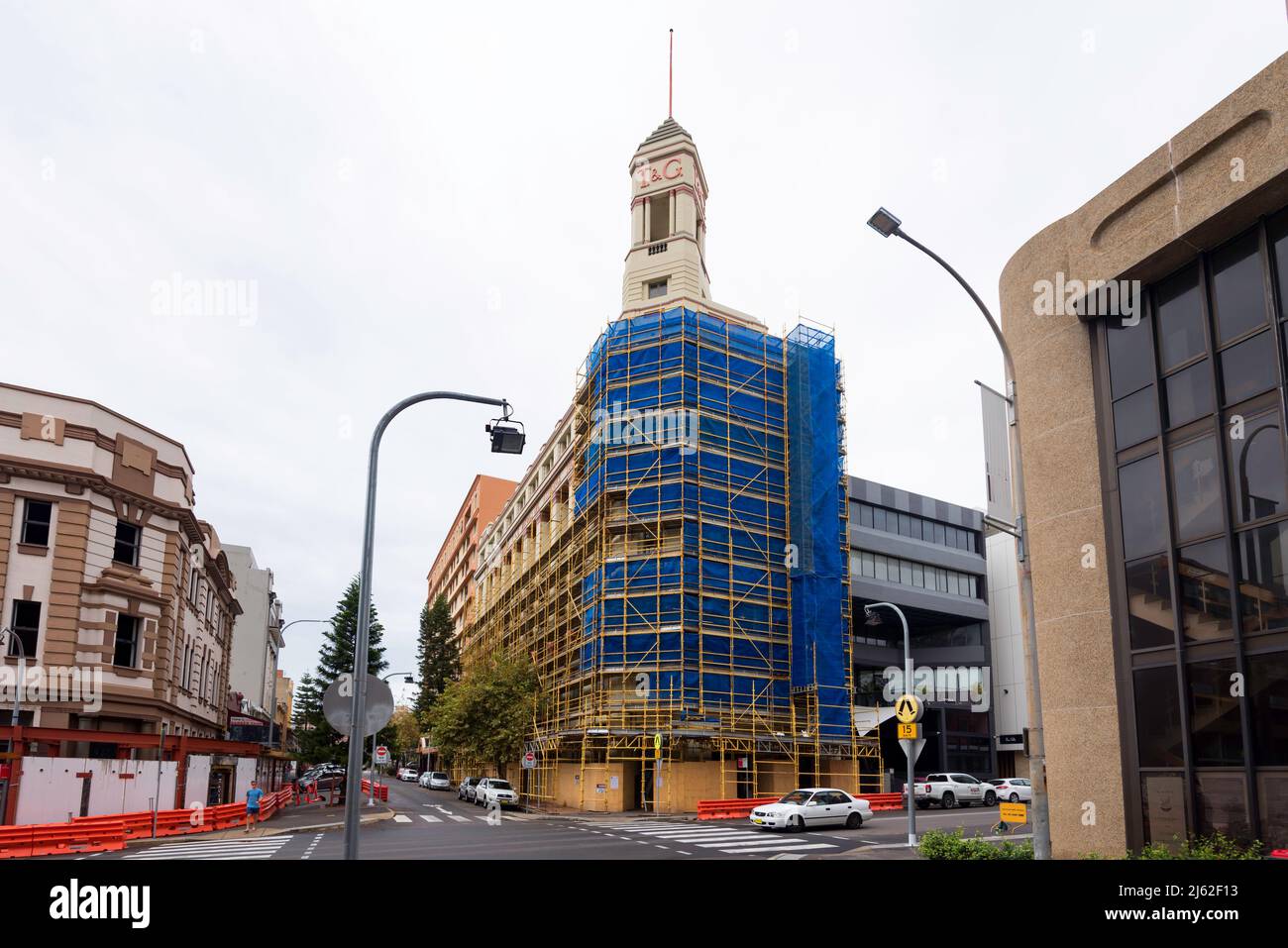 Construit en 1923 sur 5 étages, le bâtiment T&G Mutual Life de Newcastle, aujourd'hui de 7 étages, est en cours de rénovation externe Banque D'Images