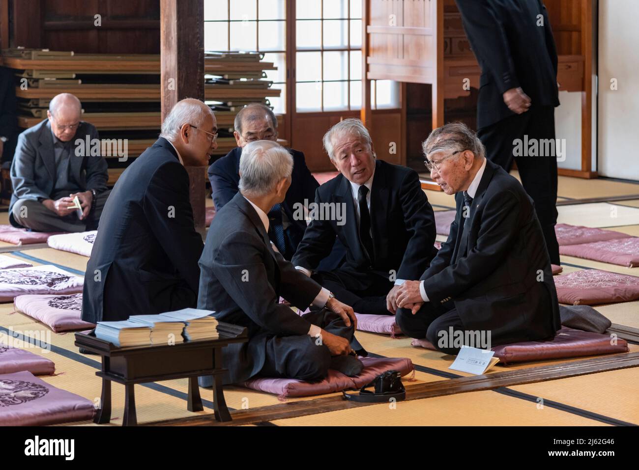 Les anciens de la région discutèrent lors de la cérémonie à Entsu-Ji, l'un des plus grands temples bouddhistes de la ville de Takashima, dans la préfecture d'Okayama Banque D'Images