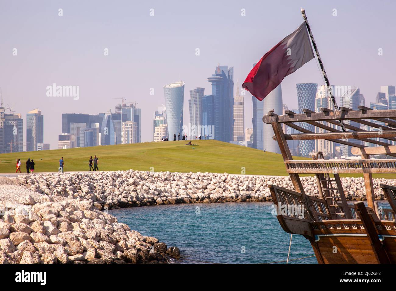 Doha,Qatar- avril 24,2022 : des bateaux de dhow traditionnels avec l'horizon futuriste de Doha en arrière-plan. Banque D'Images