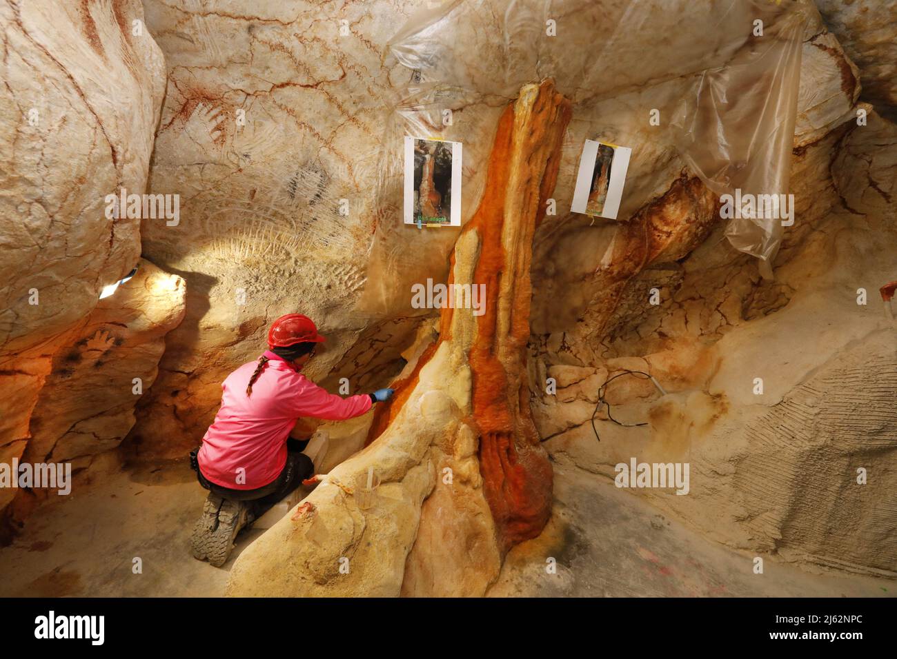 La grotte Cosquer est un Trésor archéologique submergé dans la crique de Marseille. Cette grotte découverte en 1990s par le plongeur Henri Cosquer comprend plus de 270 œuvres d'art préhistoriques, y compris des représentations uniques de pingouins, de phoques et de méduses.en raison de l'élévation des eaux due au réchauffement climatique, la grotte disparaîtra. La construction de sa réponse restera à l'avenir le seul témoignage de ce Trésor de l'humanité. Construite dans le bâtiment de la villa méditerranéenne de Marseille, l'ouverture au public est prévue le 4 juin 2022. Marseille, sud de la France, Banque D'Images