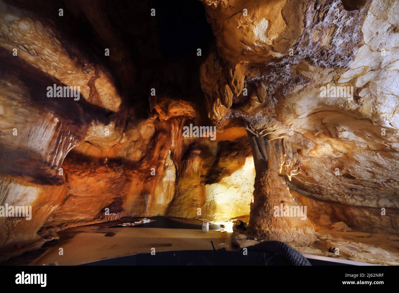 La grotte Cosquer est un Trésor archéologique submergé dans la crique de Marseille. Cette grotte découverte en 1990s par le plongeur Henri Cosquer comprend plus de 270 œuvres d'art préhistoriques, y compris des représentations uniques de pingouins, de phoques et de méduses.en raison de l'élévation des eaux due au réchauffement climatique, la grotte disparaîtra. La construction de sa réponse restera à l'avenir le seul témoignage de ce Trésor de l'humanité. Construite dans le bâtiment de la villa méditerranéenne de Marseille, l'ouverture au public est prévue le 4 juin 2022. Marseille, sud de la France, Banque D'Images