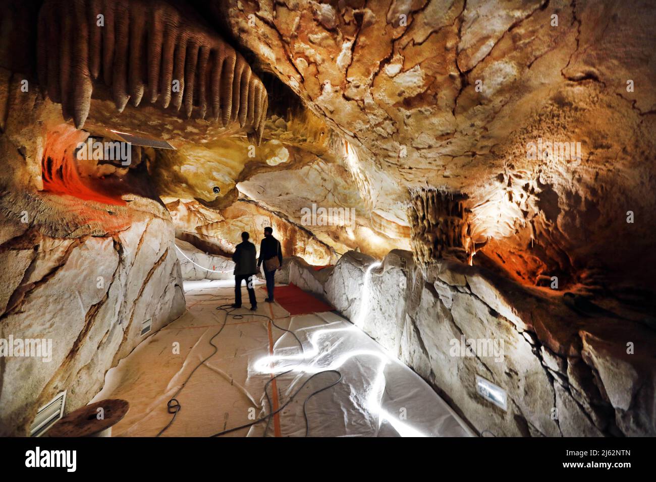 La grotte Cosquer est un Trésor archéologique submergé dans la crique de Marseille. Cette grotte découverte en 1990s par le plongeur Henri Cosquer comprend plus de 270 œuvres d'art préhistoriques, y compris des représentations uniques de pingouins, de phoques et de méduses.en raison de l'élévation des eaux due au réchauffement climatique, la grotte disparaîtra. La construction de sa réponse restera à l'avenir le seul témoignage de ce Trésor de l'humanité. Construite dans le bâtiment de la villa méditerranéenne de Marseille, l'ouverture au public est prévue le 4 juin 2022. Marseille, sud de la France, Banque D'Images