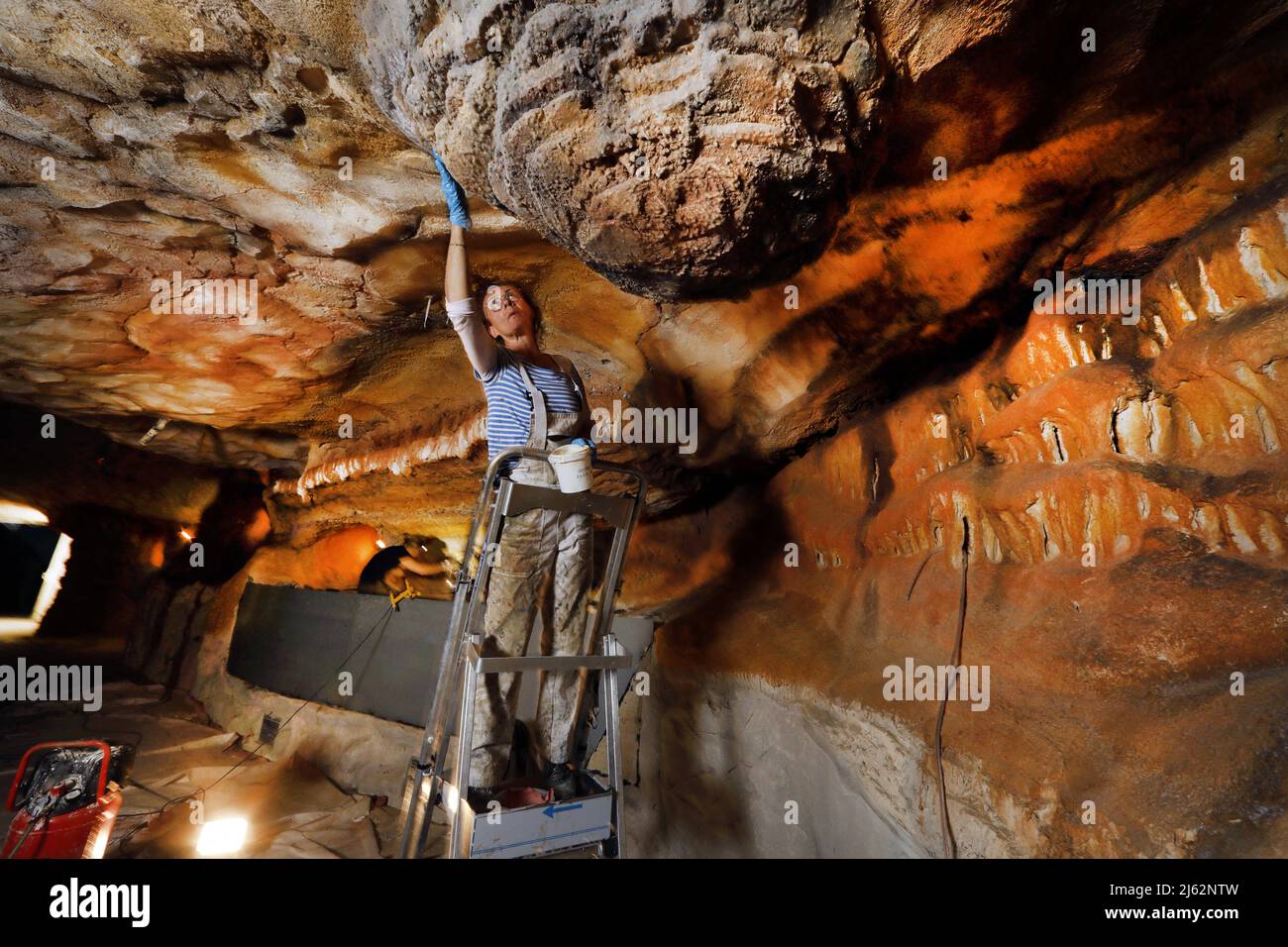 La grotte Cosquer est un Trésor archéologique submergé dans la crique de Marseille. Cette grotte découverte en 1990s par le plongeur Henri Cosquer comprend plus de 270 œuvres d'art préhistoriques, y compris des représentations uniques de pingouins, de phoques et de méduses.en raison de l'élévation des eaux due au réchauffement climatique, la grotte disparaîtra. La construction de sa réponse restera à l'avenir le seul témoignage de ce Trésor de l'humanité. Construite dans le bâtiment de la villa méditerranéenne de Marseille, l'ouverture au public est prévue le 4 juin 2022. Marseille, sud de la France, Banque D'Images
