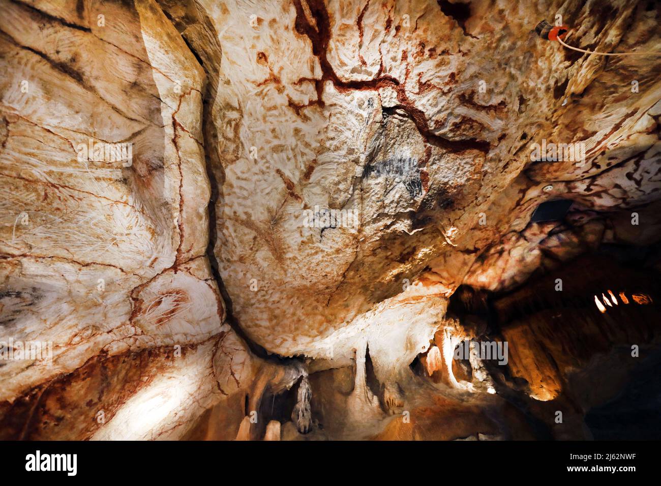 La grotte Cosquer est un Trésor archéologique submergé dans la crique de Marseille. Cette grotte découverte en 1990s par le plongeur Henri Cosquer comprend plus de 270 œuvres d'art préhistoriques, y compris des représentations uniques de pingouins, de phoques et de méduses.en raison de l'élévation des eaux due au réchauffement climatique, la grotte disparaîtra. La construction de sa réponse restera à l'avenir le seul témoignage de ce Trésor de l'humanité. Construite dans le bâtiment de la villa méditerranéenne de Marseille, l'ouverture au public est prévue le 4 juin 2022. Marseille, sud de la France, Banque D'Images