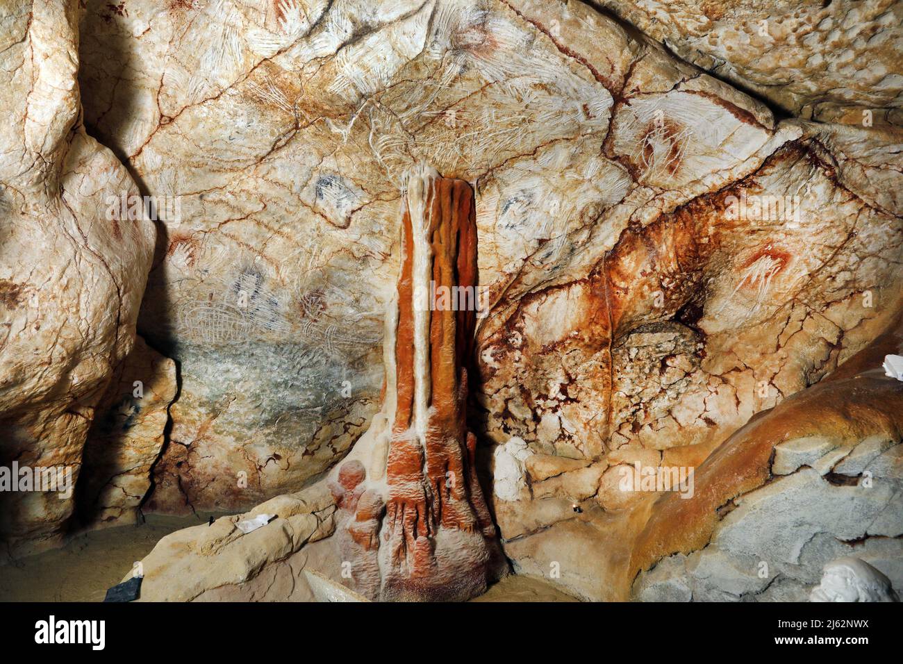 La grotte Cosquer est un Trésor archéologique submergé dans la crique de Marseille. Cette grotte découverte en 1990s par le plongeur Henri Cosquer comprend plus de 270 œuvres d'art préhistoriques, y compris des représentations uniques de pingouins, de phoques et de méduses.en raison de l'élévation des eaux due au réchauffement climatique, la grotte disparaîtra. La construction de sa réponse restera à l'avenir le seul témoignage de ce Trésor de l'humanité. Construite dans le bâtiment de la villa méditerranéenne de Marseille, l'ouverture au public est prévue le 4 juin 2022. Marseille, sud de la France, Banque D'Images