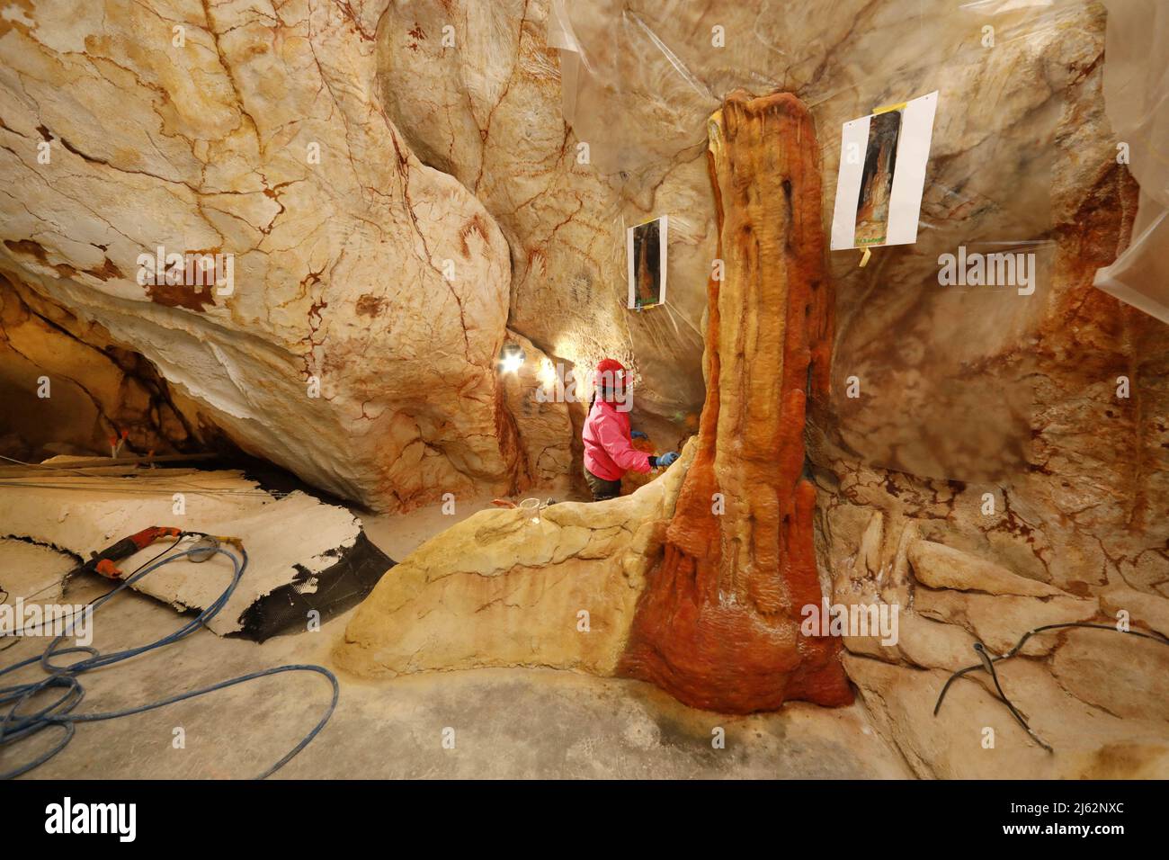 La grotte Cosquer est un Trésor archéologique submergé dans la crique de Marseille. Cette grotte découverte en 1990s par le plongeur Henri Cosquer comprend plus de 270 œuvres d'art préhistoriques, y compris des représentations uniques de pingouins, de phoques et de méduses.en raison de l'élévation des eaux due au réchauffement climatique, la grotte disparaîtra. La construction de sa réponse restera à l'avenir le seul témoignage de ce Trésor de l'humanité. Construite dans le bâtiment de la villa méditerranéenne de Marseille, l'ouverture au public est prévue le 4 juin 2022. Marseille, sud de la France, Banque D'Images