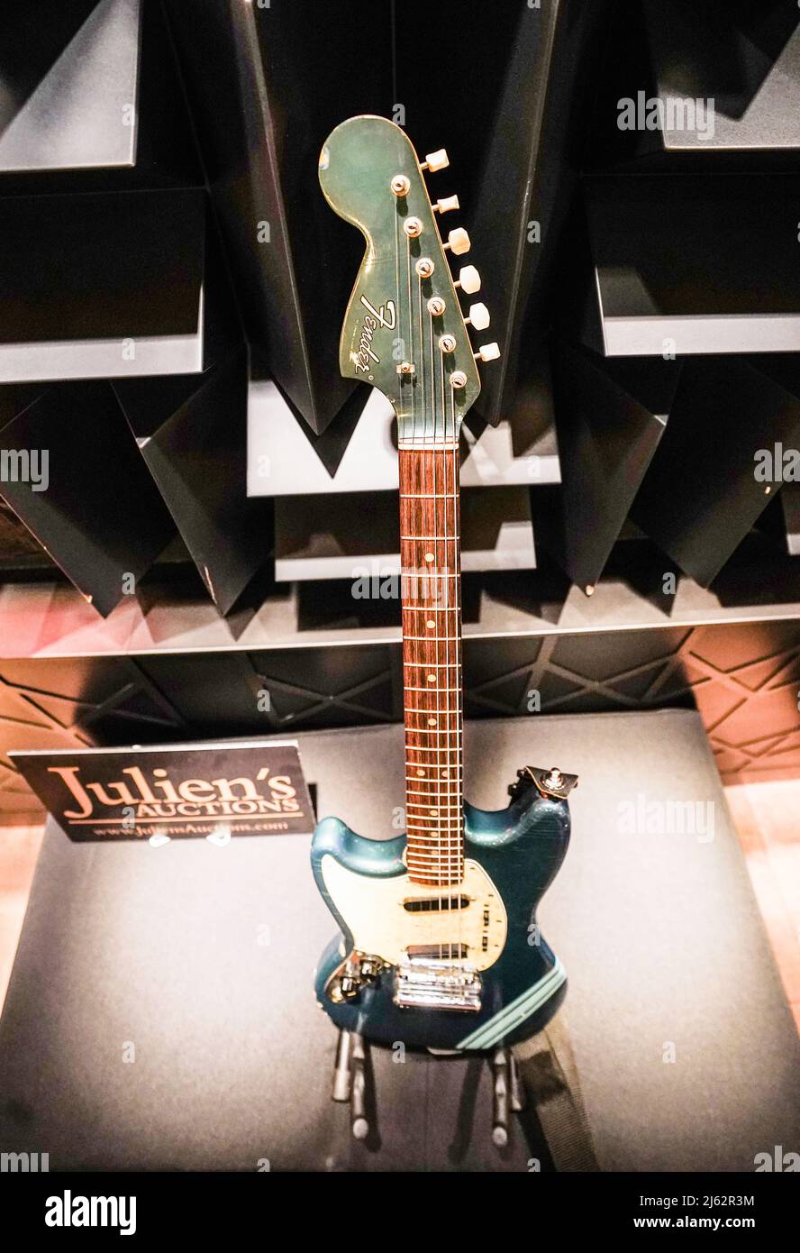 La guitare électrique Fender Mustang Competition Lake Placid Blue Finish de Kurt  Cobain en 1969, qu'il a utilisée dans la vidéo pour les odeurs de Nirvana  comme Teen Spirit, exposée au Hard