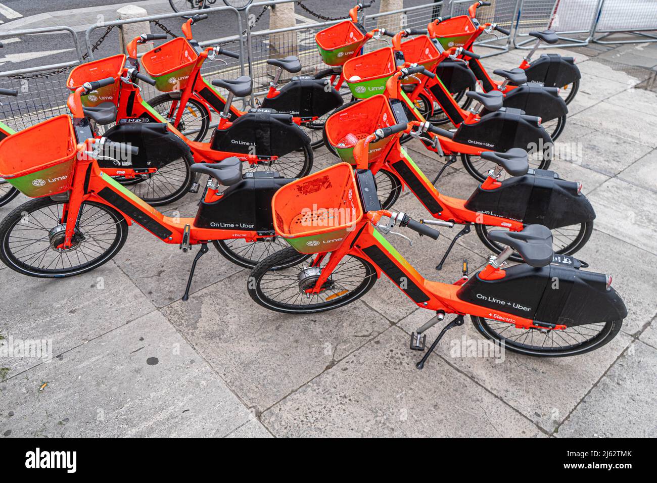 27 avril 2022. Les vélos électriques Uber Lime sont garés en location à  l'extérieur du Parlement à Westminster, Londres, Royaume-Uni Photo Stock -  Alamy