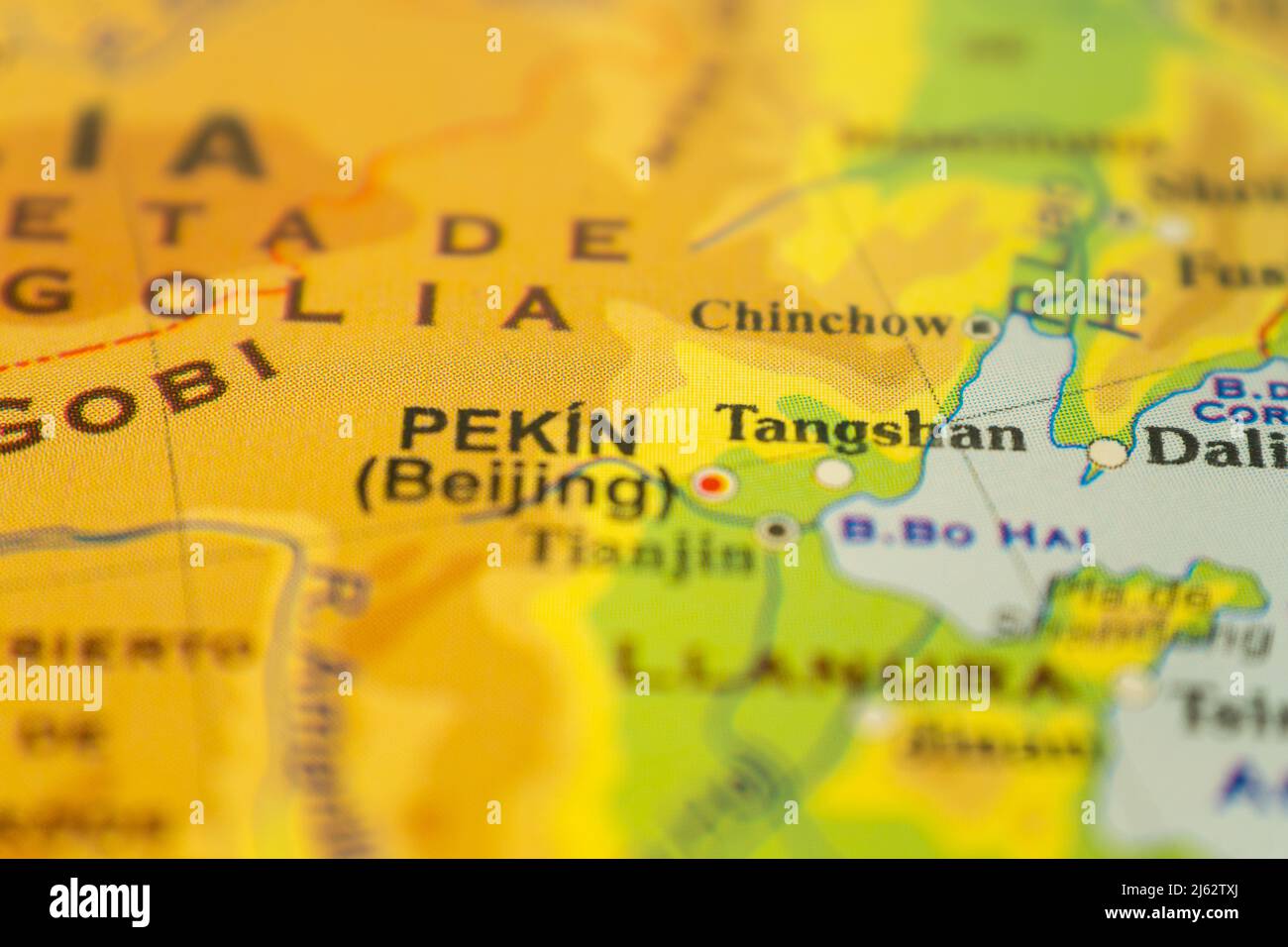 Gros plan de la carte orographique de Pékin et des environs en Chine, avec des références en espagnol. Concept de cartographie, Voyage, tourisme. Différentiel FO Banque D'Images