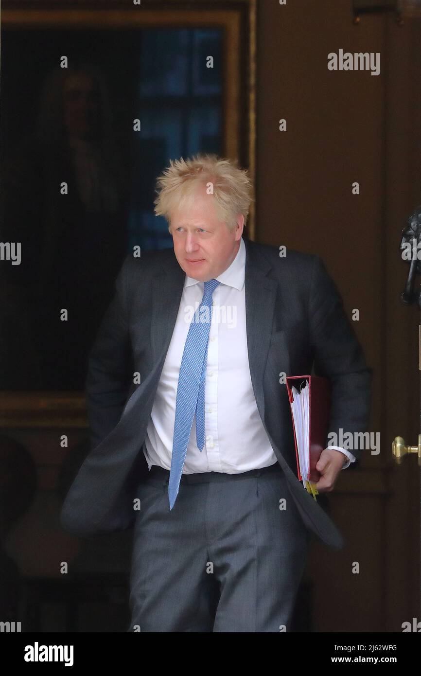 Londres, Royaume-Uni. 27th avril 2022. Le premier ministre Boris Johnson quitte le 10 Downing Street pour le PMQ à la Chambre des communes. Credit: Uwe Deffner/Alay Live News Banque D'Images