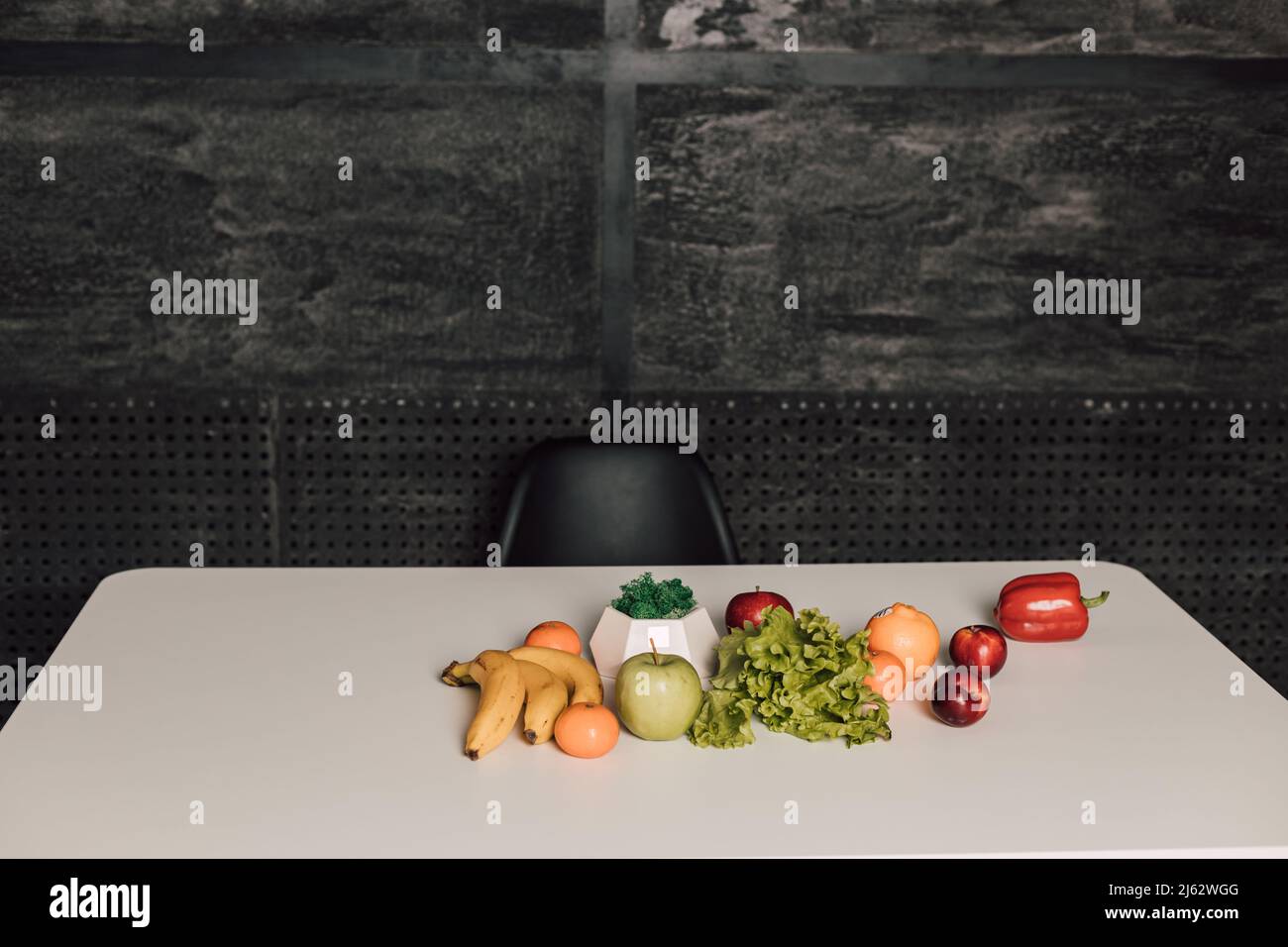 Les légumes et les fruits sont sur une table blanche Banque D'Images