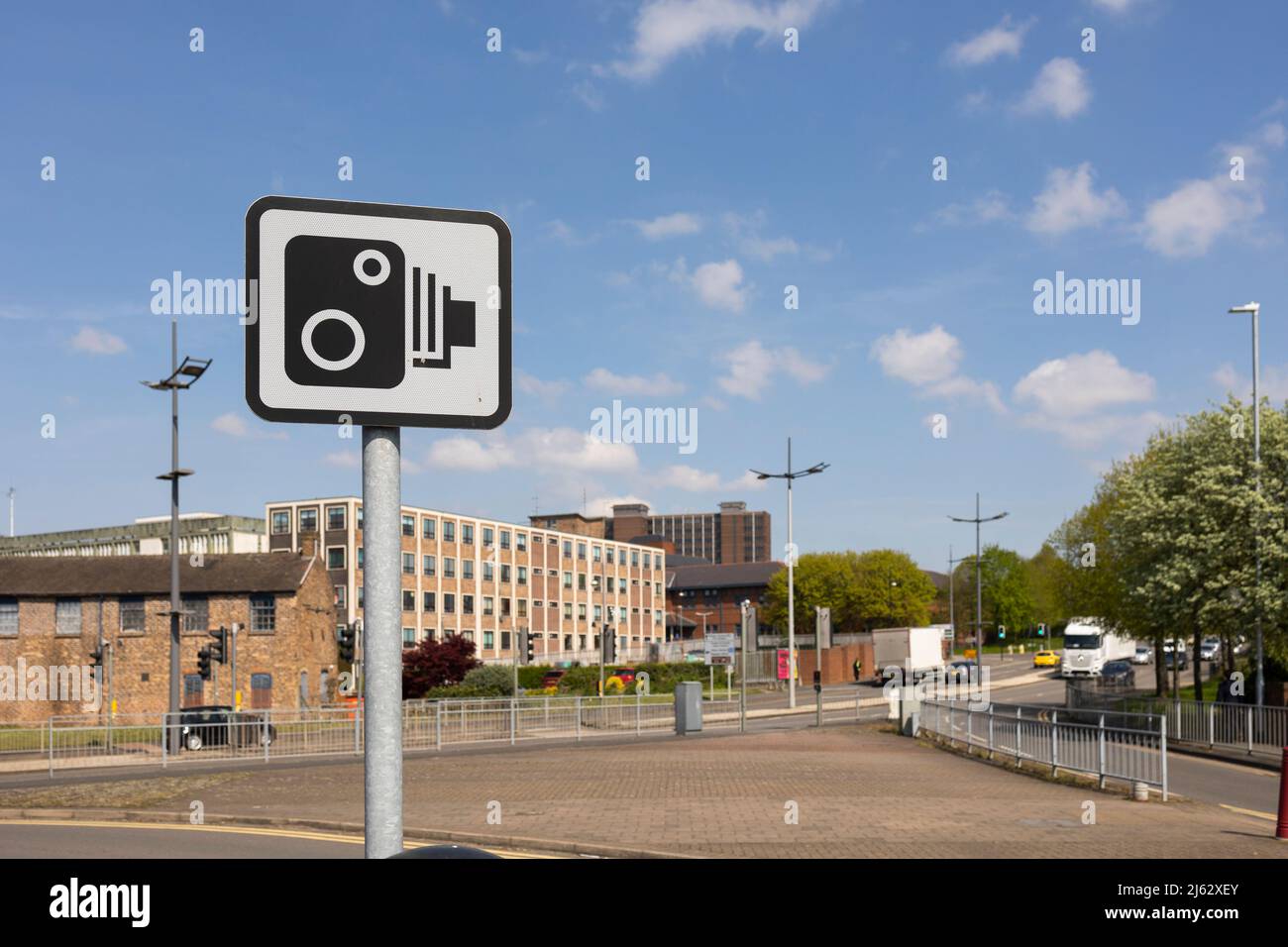 signal de caméra de vitesse à côté de la route très fréquentée du centre-ville, concept de vitesse, les véhicules vont à la vitesse Banque D'Images