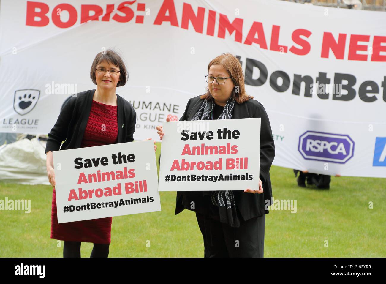 Londres, Royaume-Uni. 27th avril 2022. Les organismes de protection des animaux se sont réunis à l'extérieur des chambres du Parlement en volant d'énormes ballons de lion et d'éléphant alors que le gouvernement est déclaré avoir déposé le projet de loi sur les animaux à l'étranger. Les organisations demandent au gouvernement de protéger les animaux à l'étranger. Credit: Uwe Deffner/Alay Live News Banque D'Images