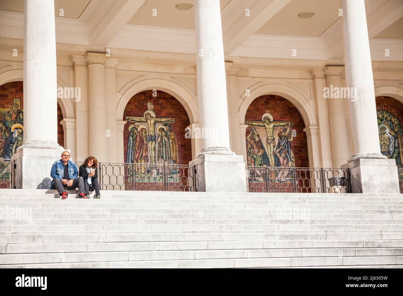 2 pèlerins en face de la colonnade à Fatima Portugal Banque D'Images