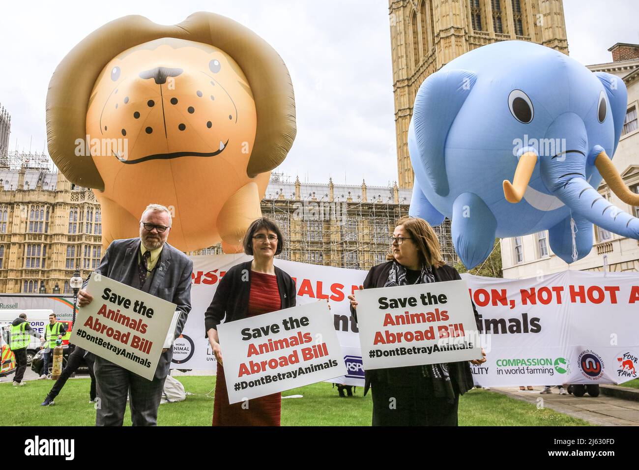 Londres, Royaume-Uni. 27th avril 2022. Des ballons d'éléphant géant et de lion flottent par le Parlement pour appuyer le projet de loi sur la protection des animaux, à la suite de rapports selon lesquels le gouvernement pourrait déposer le projet de loi sur les animaux à l'étranger. PETA et d'autres organisations de protection des animaux appellent Boris Johnson à rester engagé dans le projet de loi. La manifestation a le soutien de plusieurs députés de plusieurs partis. Credit: Imagetraceur/Alamy Live News Banque D'Images