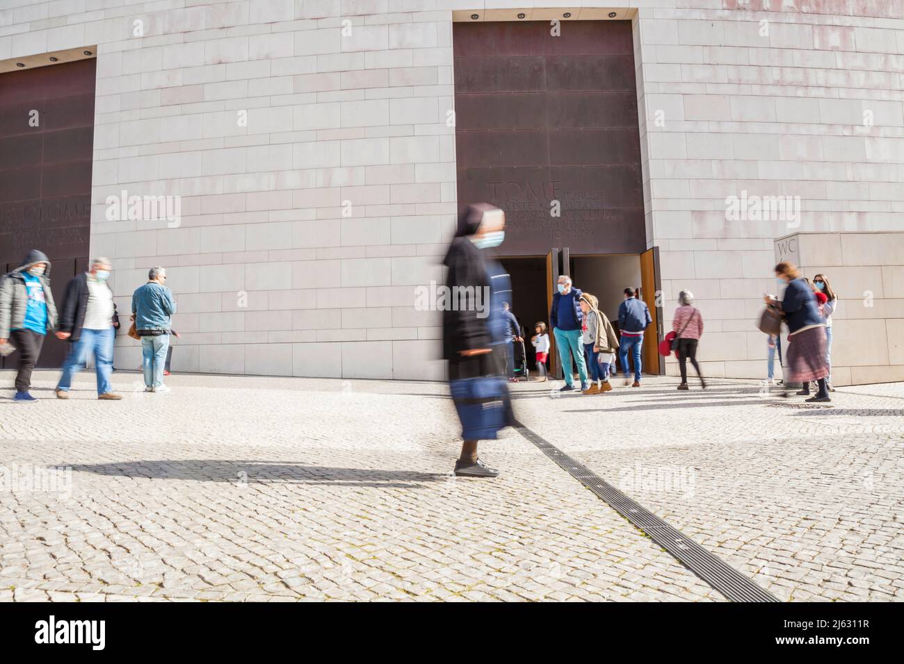 Les gens en mouvement s'estompent devant l'entrée de la basilique de la Sainte Trinité à Fatima Portugal Banque D'Images