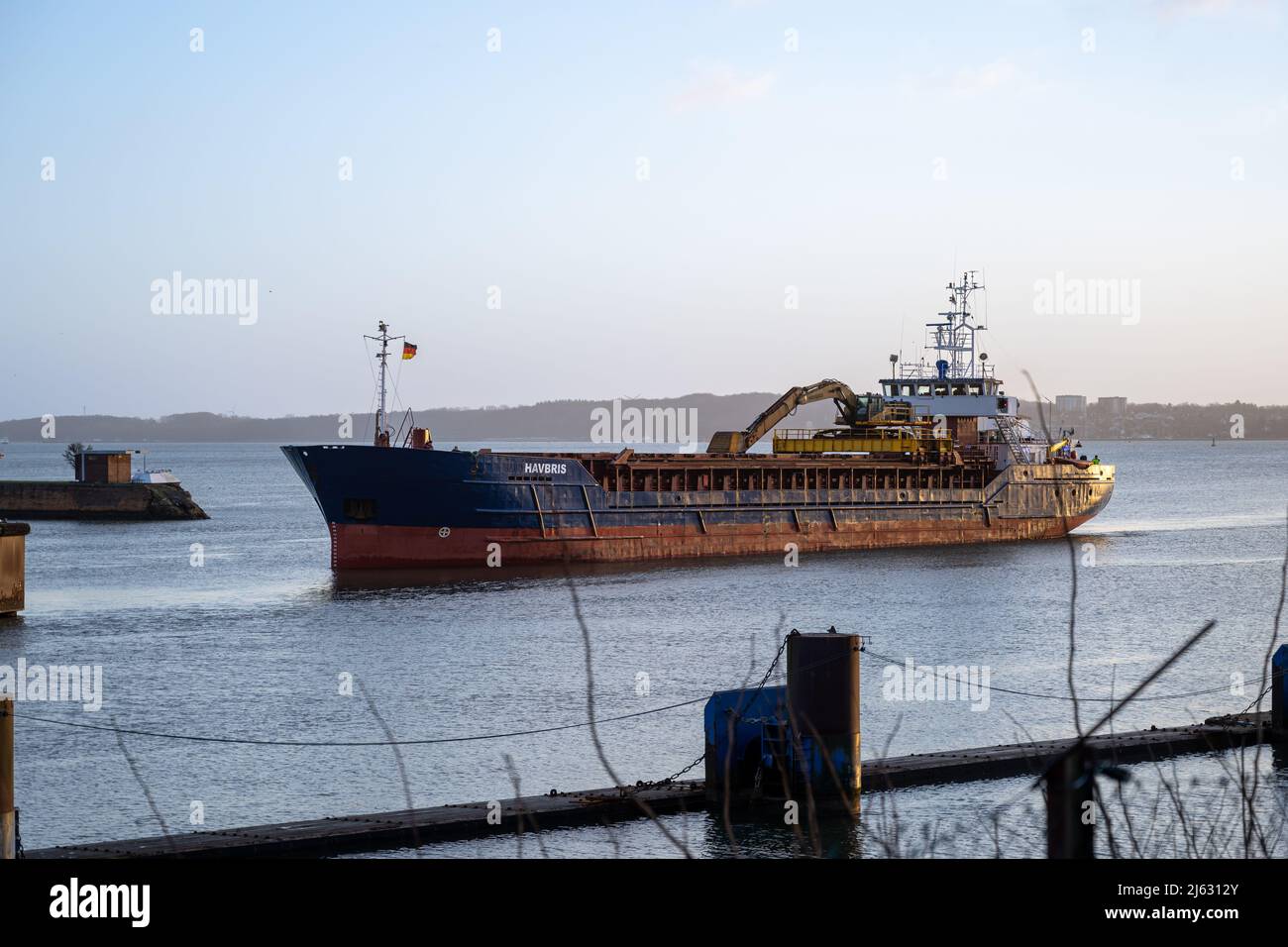 Kiel, Allemagne - 22 février 2022 : un navire maritime entre dans le canal de Kiel depuis la mer Baltique. Le canal de Kiel relie la mer Baltique à la mer du Nord Banque D'Images