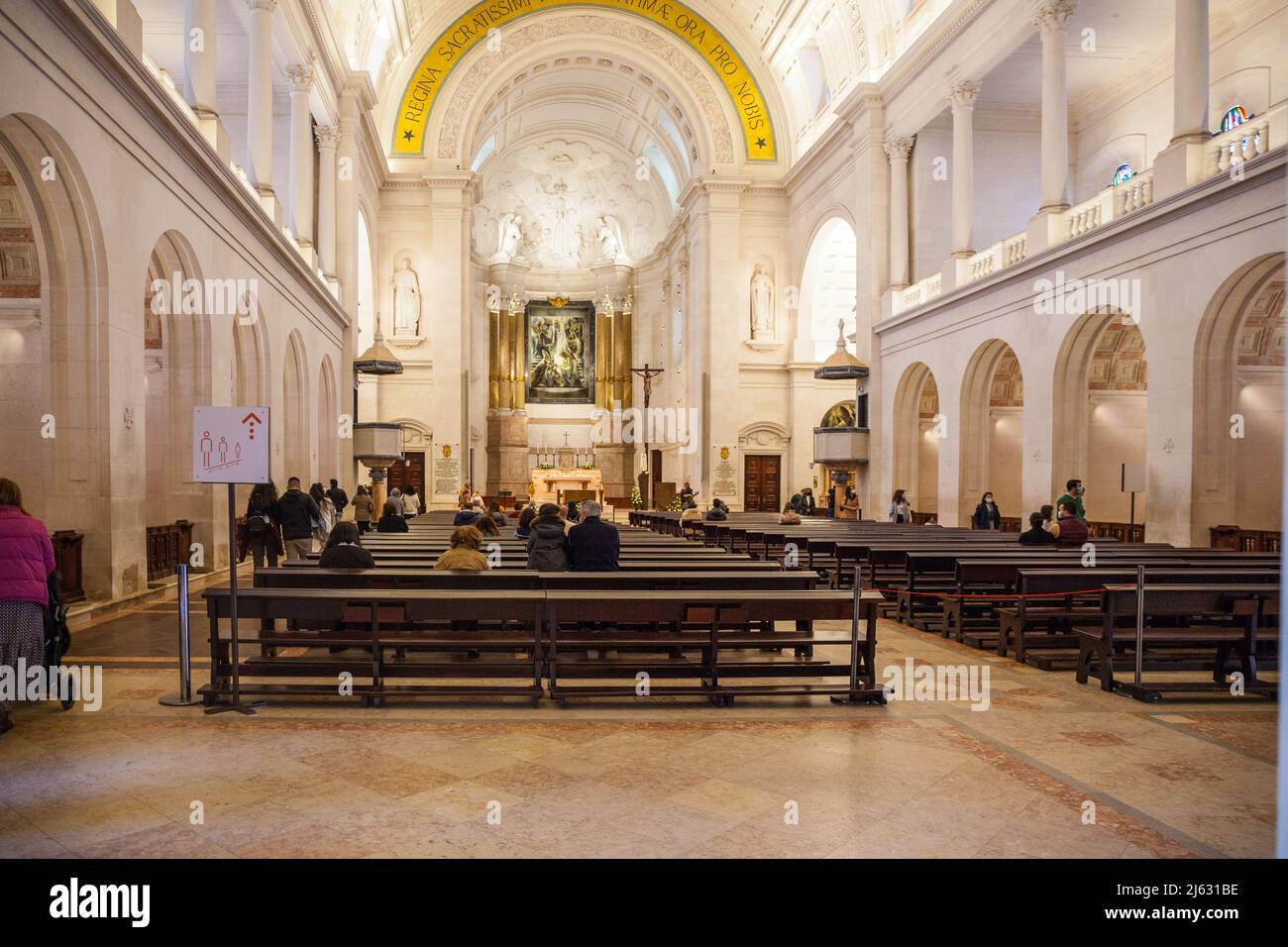 Intérieur de la basilique notre-Dame du Rosaire à Fatima Portugal Banque D'Images