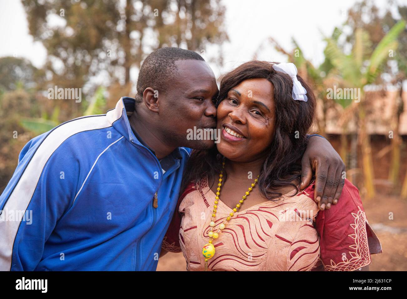 Fils donne un baiser sur la joue de mère, mère africaine et fils, concept de la fête des mères Banque D'Images