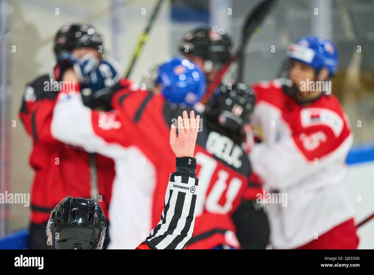 Landshut, Allemagne. 26th avril 2022. L'arbitre Symbol lève le bras en raison d'une violation de la règle dans le match CANADA - TCHÉQUIE 5:6 N.V. IIHF U18 CHAMPIONNATS DU MONDE JUNIORS DE HOCKEY SUR GLACE Groupe A à Landshut, Allemagne, 26 avril 2022, saison 2021/2022 © Peter Schatz / Alay Live News crédit: Peter Schatz/Alay Live News Banque D'Images