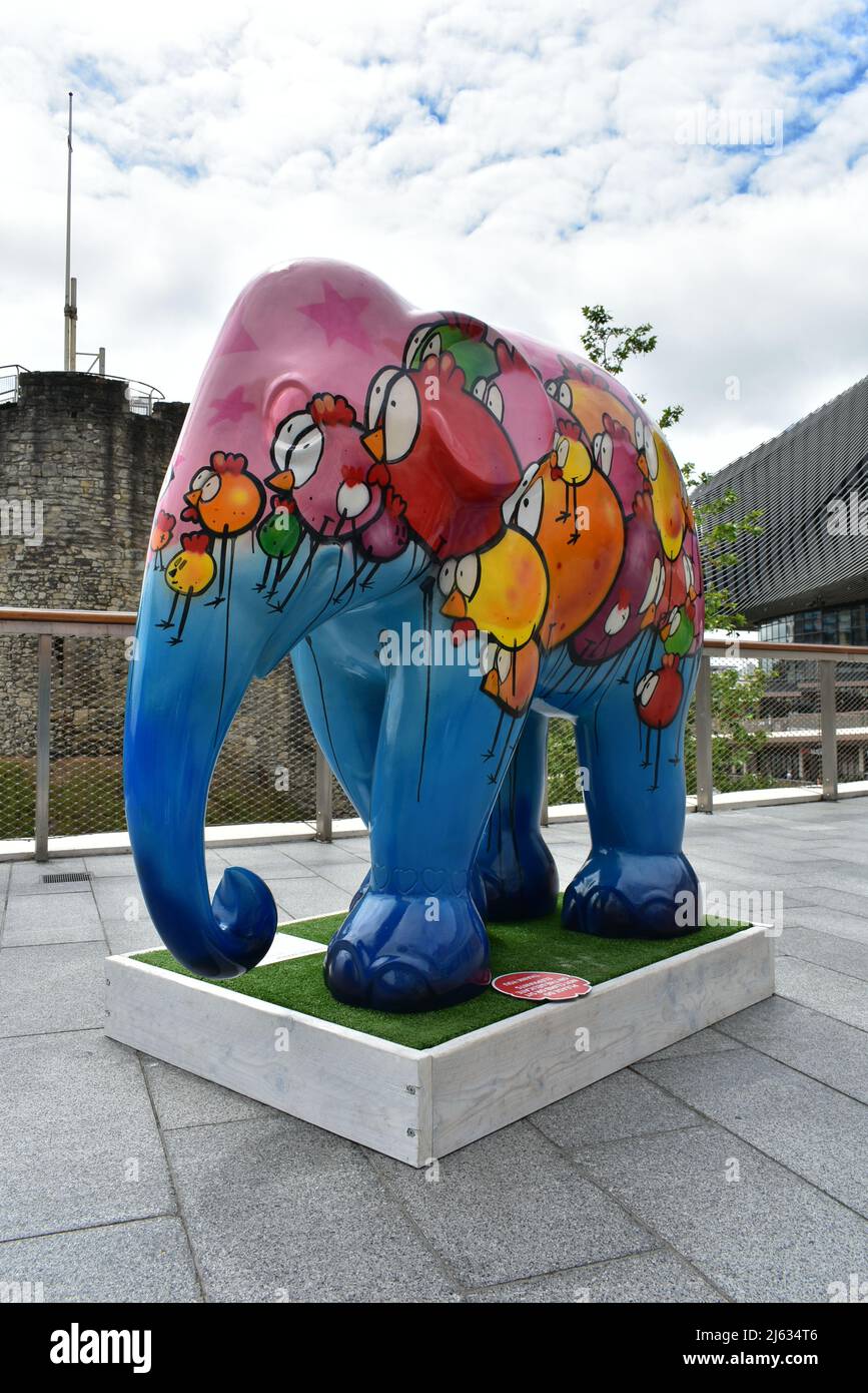 Éléphants peints et décorés dans le cadre de la parade des éléphants 2021 devant le centre commercial de Westquay à Southampton Banque D'Images