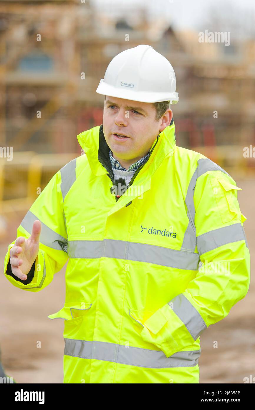 Le chef conservateur écossais Douglas Ross discute demain avec le directeur général Iain Innes des politiques de son parti en matière de logement et de logement lors d’une visite du développement immobilier d’Eskbank Gardens à Midlothian, avant les élections locales. Crédit: Euan Cherry Banque D'Images