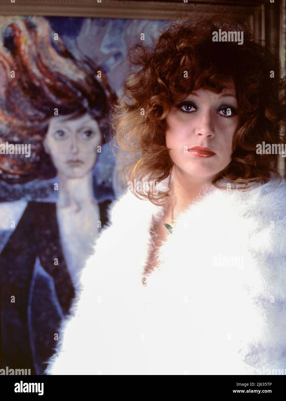 ALLA PUGACHEVA chanteuse et actrice soviétique devant un tableau Banque D'Images