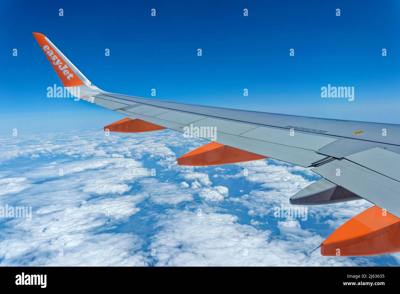 Détail de l'aile easyJet Airbus A320-214 en vol. Banque D'Images