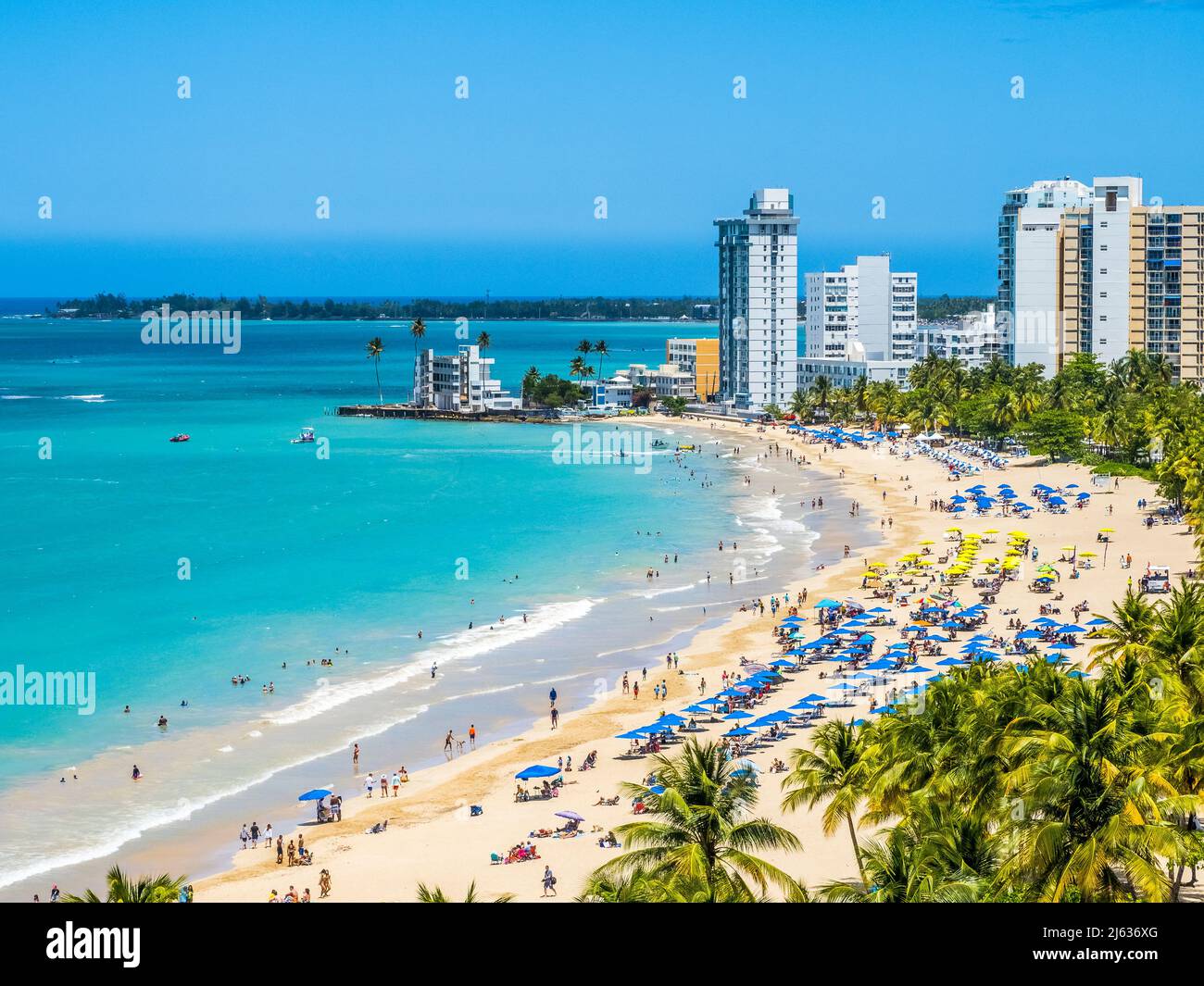 Isla Verde Beach sur l'océan Atlantique dans la zone métropolitaine de San Juan en Caroline Puerto Rico, Banque D'Images