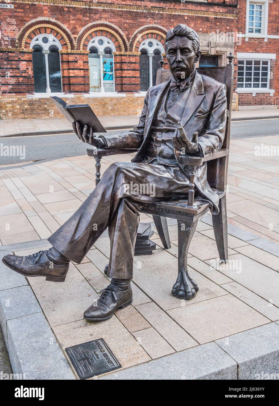 Cette sculpture en bronze est de l'auteur Arnold Bennett devant l'entrée du Musée Potteries et de la galerie d'art à Stoke on Trent dans le Staffordshire, Banque D'Images