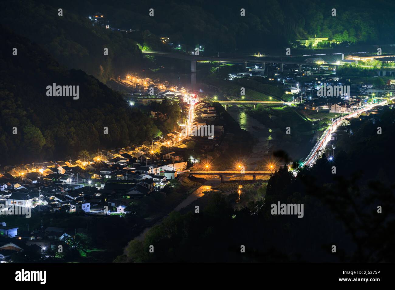 Vue en hauteur sur les routes et les bâtiments du petit village la nuit Banque D'Images