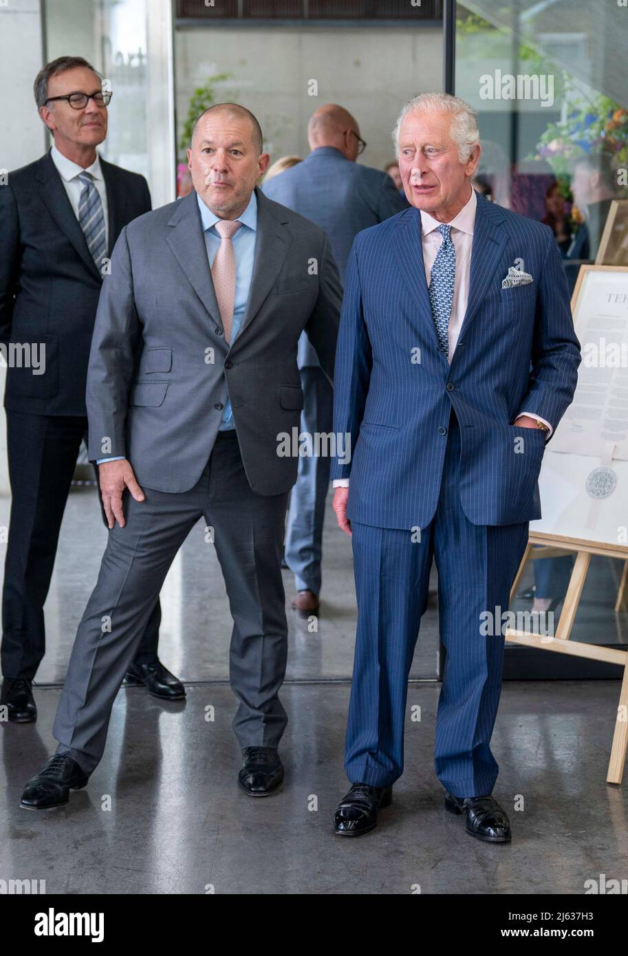 Le Prince de Galles, en compagnie de Sir Jony IVE, chancelier du Royal College of Art, voit certains des modèles primés du premier concours Terra Carta Design Lab pour aider au changement climatique, à la Royal College of Art Dyson Gallery de Londres. Date de la photo: Mercredi 27 avril 2022. Banque D'Images