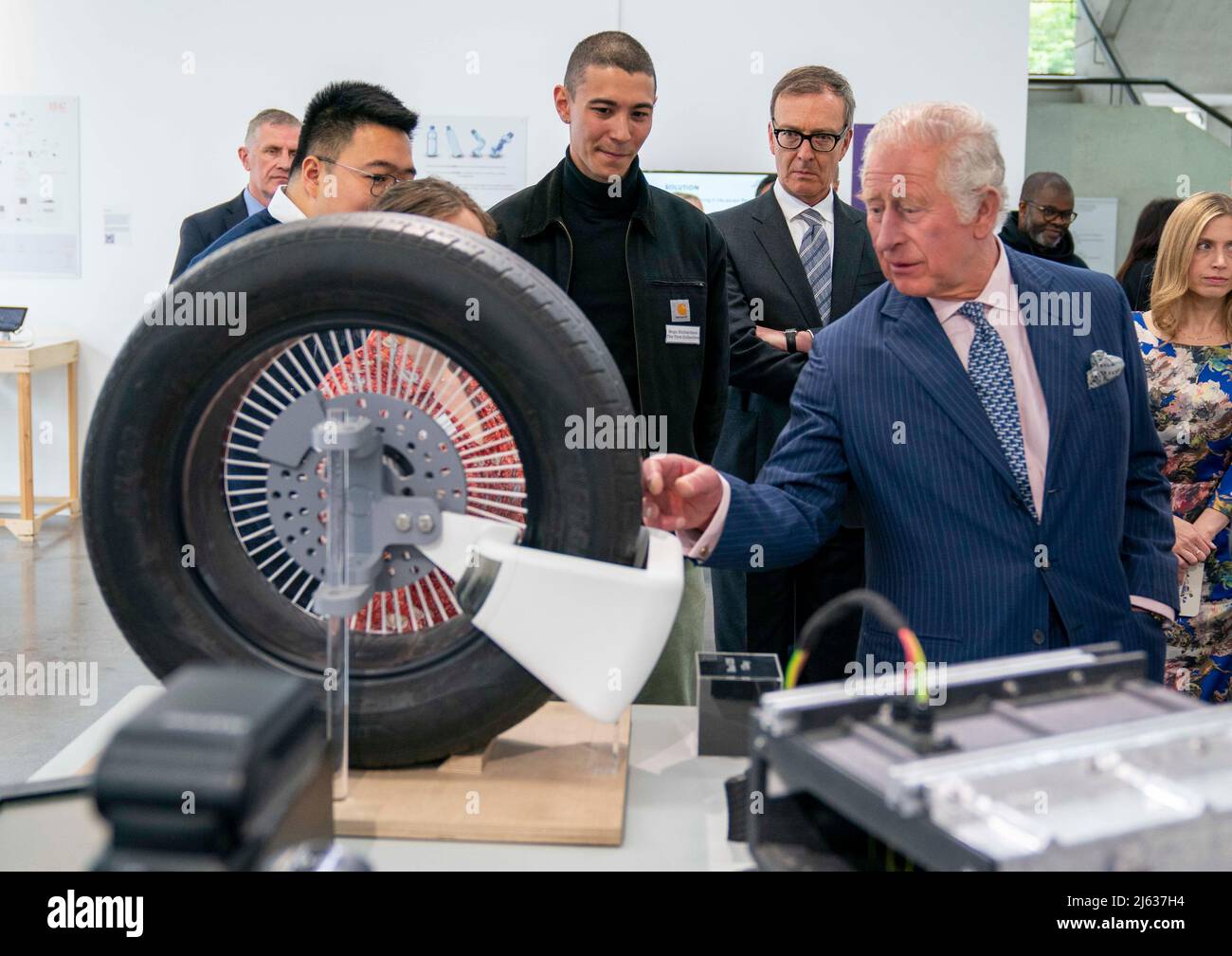 Le Prince de Galles voit certains des modèles primés du premier concours Terra Carta Design Lab pour aider au changement climatique, à la Royal College of Art Dyson Gallery de Londres. Date de la photo: Mercredi 27 avril 2022. Banque D'Images