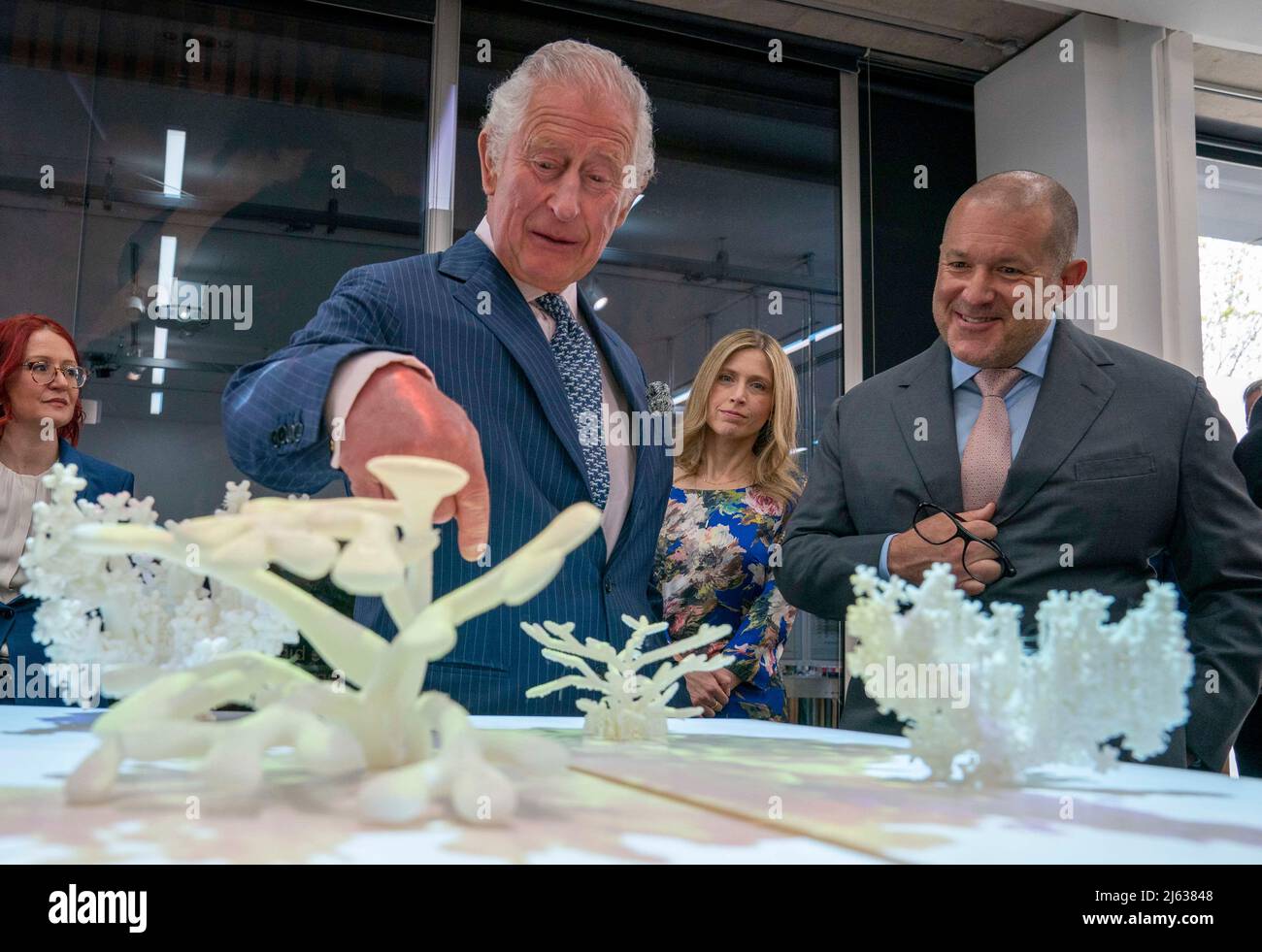 Le Prince de Galles, en compagnie de Sir Jony IVE, chancelier du Royal College of Art, voit certains des modèles primés du premier concours Terra Carta Design Lab pour aider au changement climatique, à la Royal College of Art Dyson Gallery de Londres. Date de la photo: Mercredi 27 avril 2022. Banque D'Images